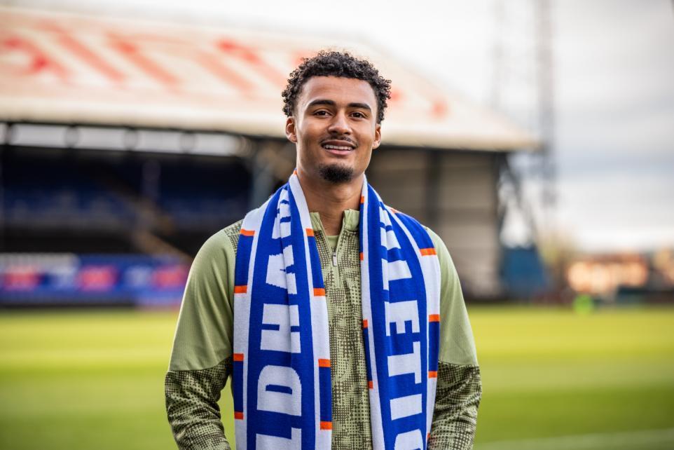 V体育赛事运营中心-官方：维拉20岁中场泰勒租借加盟奥德汉姆，租期至本赛季结束