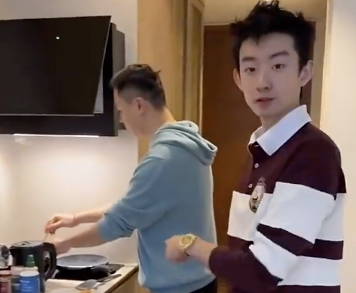 V体育赛事运营中心-“明天下手轻点” 肖国栋赛前给吴宜泽煮面条，却遭其0-6无情横扫